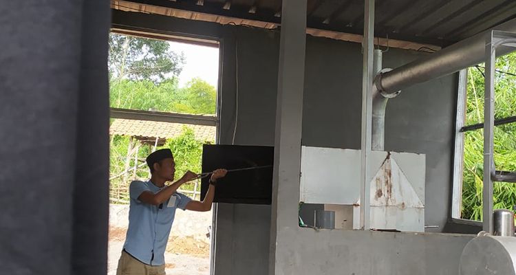 Ketua Paguyuban Warga Bumi Senja Perdana BSP Deri Husen Abdullah saat mengecek mesin incinerator yang digunakan pihaknya untuk mengelola sampah warga agar tak dibuang di ke TPA.