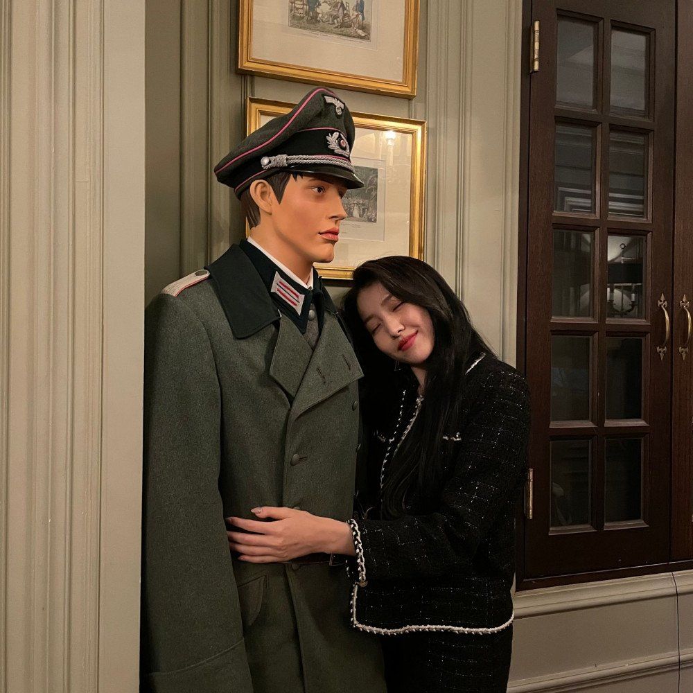 Kontroversi Sowon GFRIEND foto dengan manekin tentara Nazi