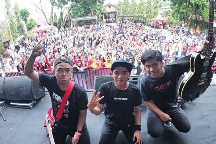 Lirik Lagu Hilang Harapan Yang Dipopulerkan Stand Here Alone Portal Pasuruan Aku sakit lirik cover by shiny band. dipopulerkan stand here alone