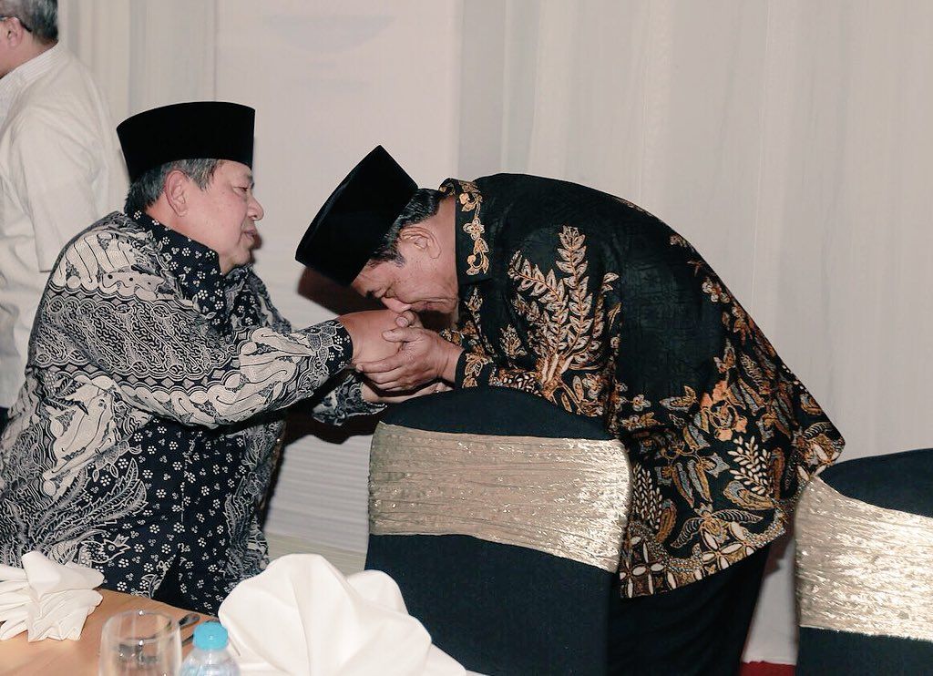 Moeldoko mencium tangan SBY