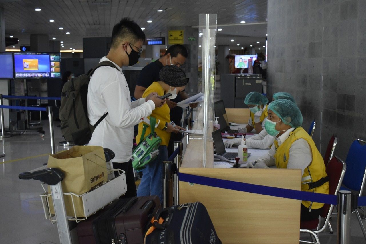 penumpang di bandara I Gusti Ngurah Rai, Bali