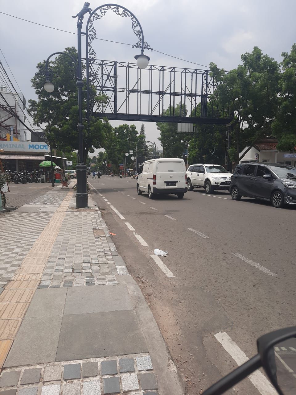 Sebuah mobil melintas di Jl. RE Martadinata (Riau) Kota Bandung dibawah reklame yang diduga melanggar izin