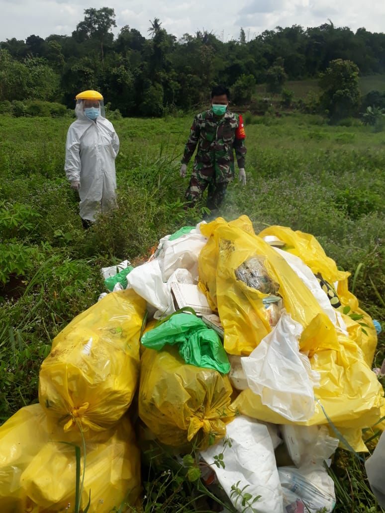 Polisi menemukan 17 karung limbah medis APD di Desa Tenjo, Kecamatan Parung Panjang, Kabupaten Bogor. 