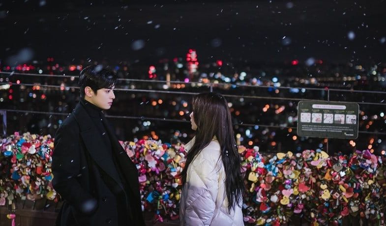 Potongan video antara Lim Ju Gyeong dan Han Seo Jun dengan latar belakang kunci gembok janji cinta dengan suasana romantis namun menimbulkan rasa berdebar-debar.
