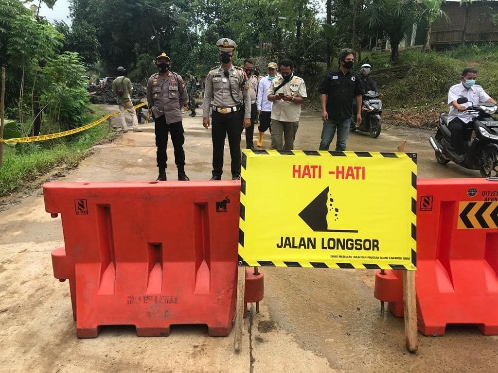 Akibat Amblas di Cikulur, Jalan Raya Sampay-Cileles Ditutup