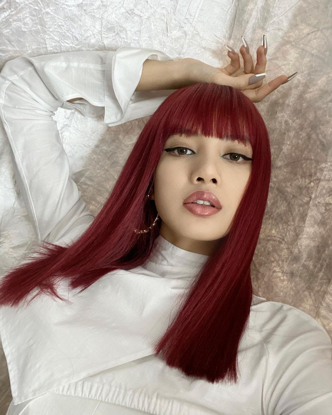 Rambut Lisa BLACKPINK berwarna merah