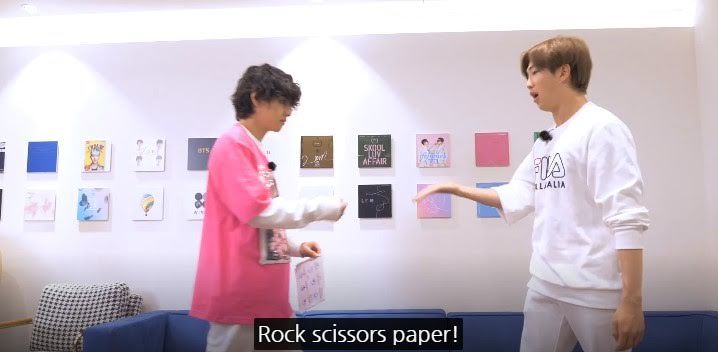 V dan RM BTS memainkan permainan batu gunting kertas