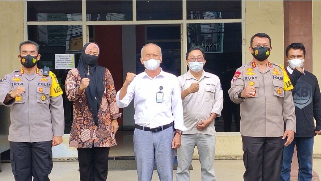 Kapolda Banten berfoto bersama pimpinan redaksi Kabar Banten
