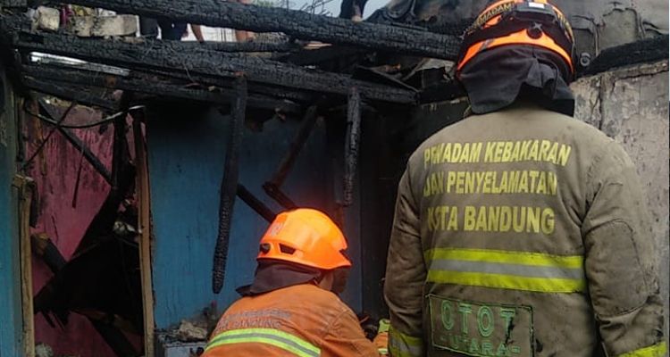 Petugas Diskar PB Kota Bandung di salah satu rumah yang hangus terbakar dalam peristiwa  kebakaran di Gegerkalong Kota Bandung, Kamis 4 Februari 2021