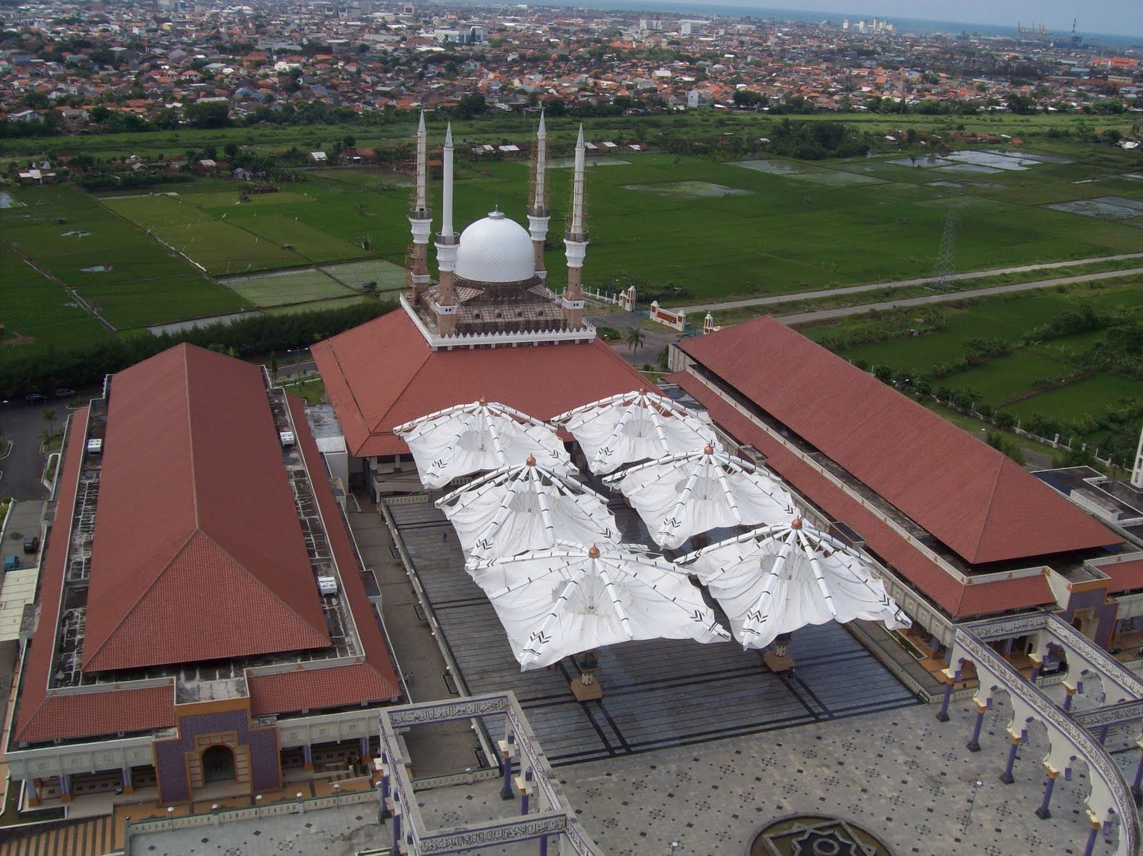 Ilustrasi - Masjid Agung Jawa Tengah. Jadwal imsakiyah hari ini 2 April 2023 di wilayah Semarang, Magelang, Malang dan Jogja lengkap jam buka puasa.