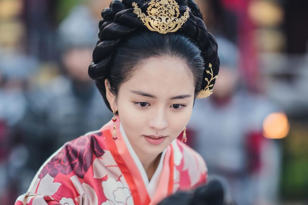 kim So Hyun berperan sebagai Ratu Yeon dalam drama kolosal "River Where The Moon Rises".