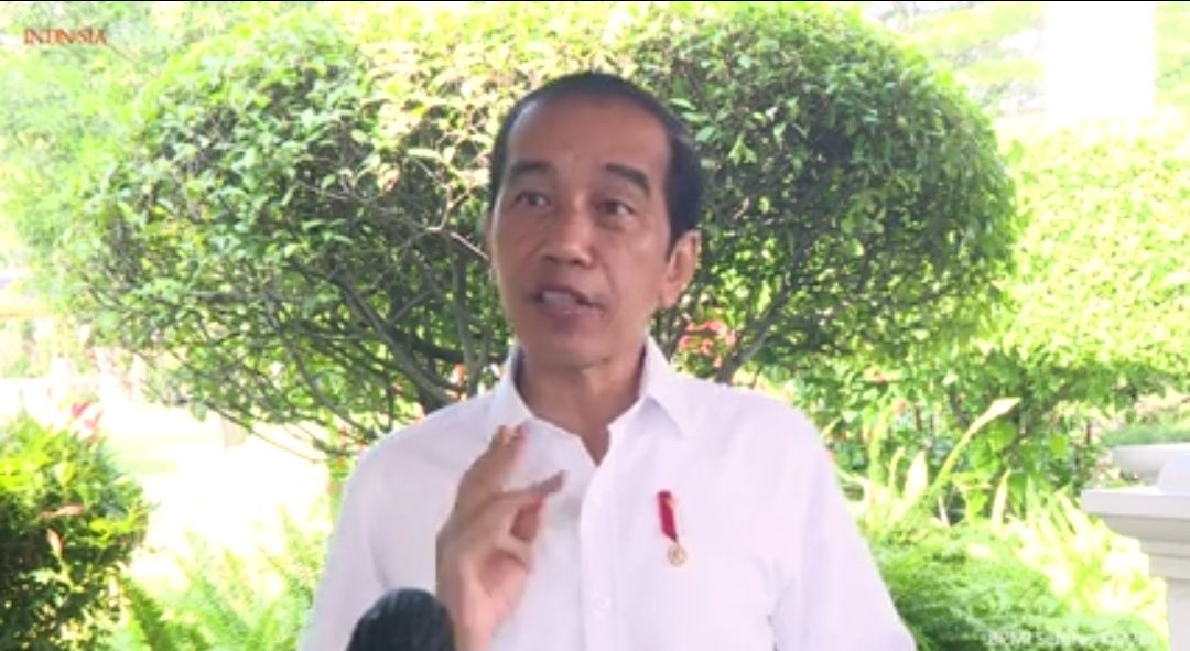Presiden Joko Widodo (Jokowi) saat memberi keterangan setelah bertemu dengan lima Gubernur di DmJawa dan Bali, Kami 4 Februari 2021. 