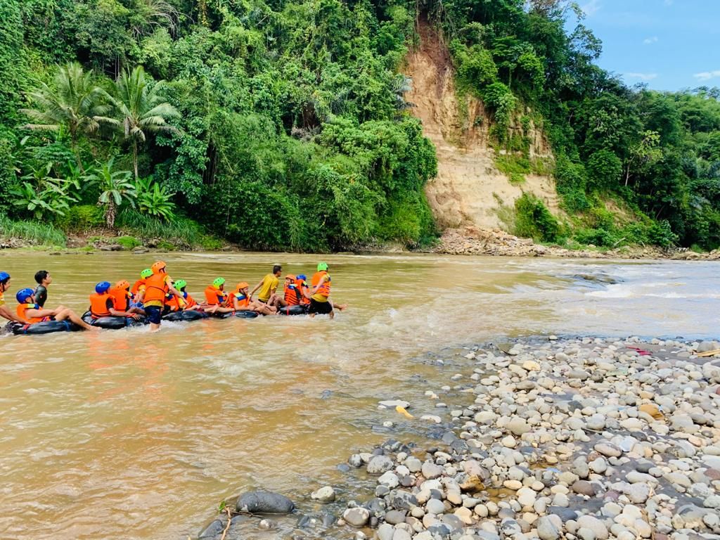 Menikmati pemandangan sungai Citanduy