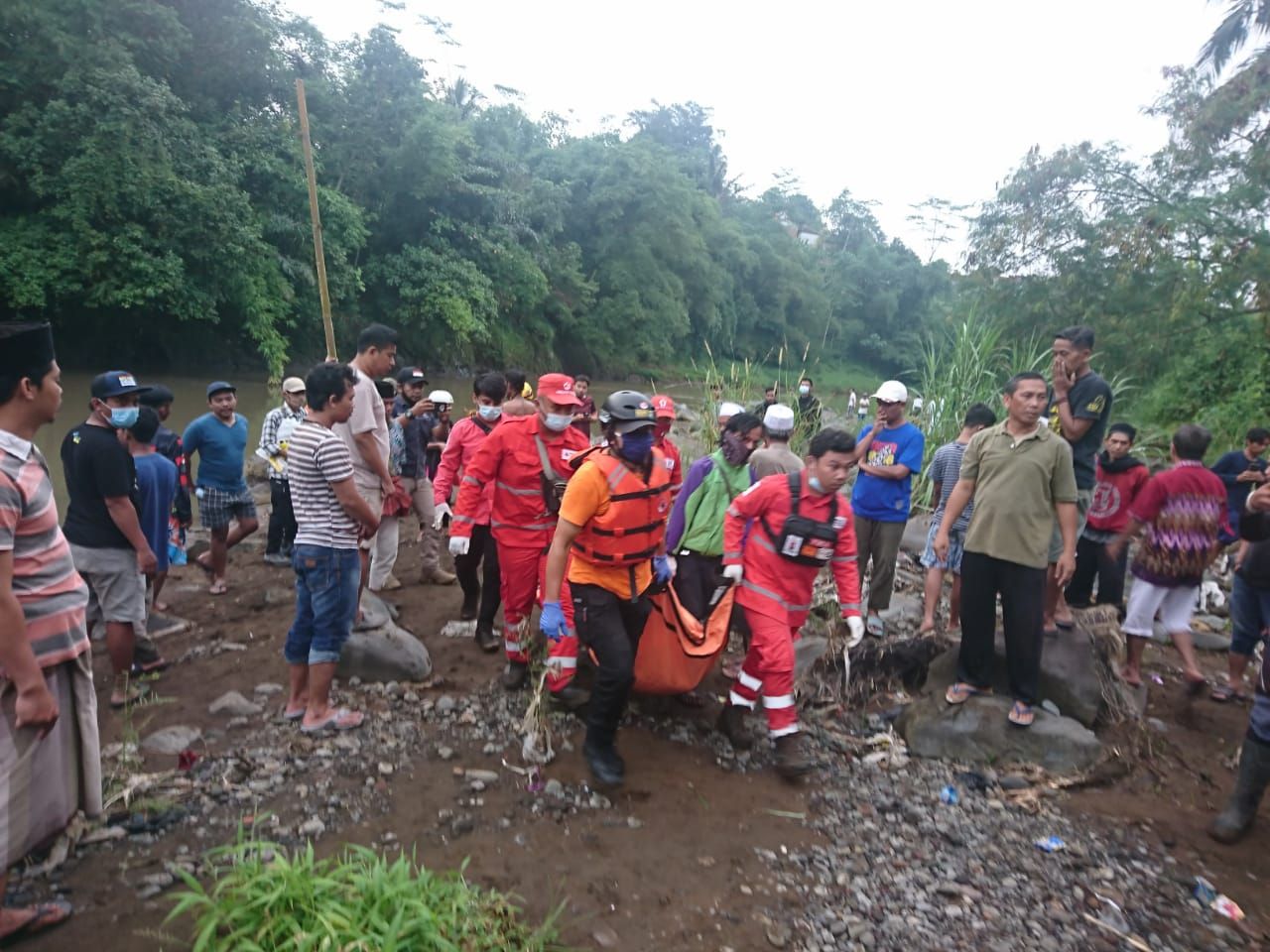 Petugas BPBD Kota Tasikmalaya sedang mengevakuasi jenazah H Tatang
