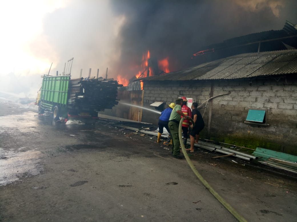 Gudang barang bekas ludes terbakar di Denpasar