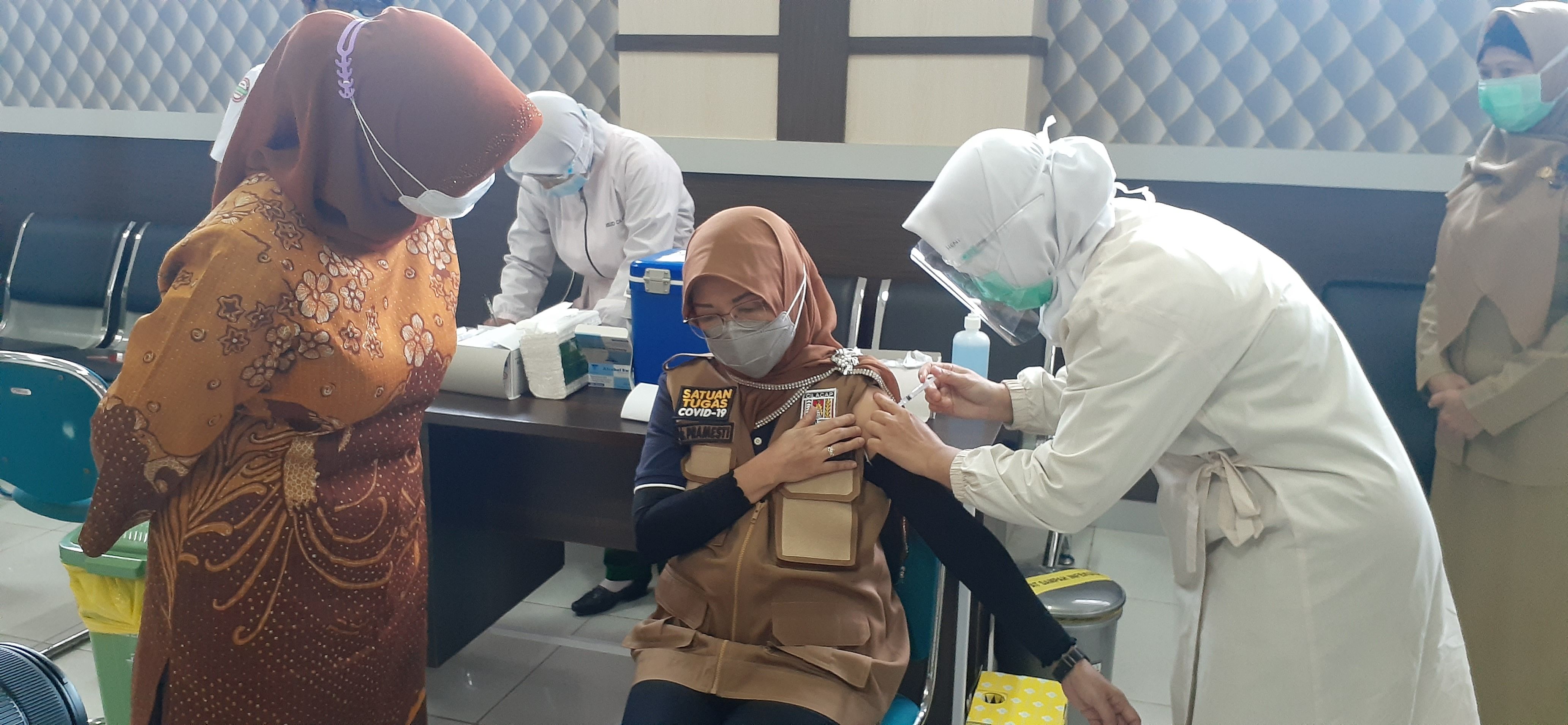 Pelaksanaan vaksinasi tahap 1 di Cilacap, kepada 10 tokoh termasuk Kepala Dinas Kesehatan Cilacap. 