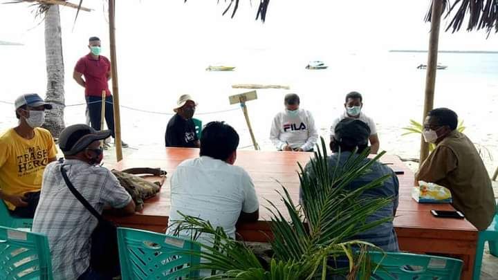 Gubernur Sulsel Nurdin Abdullah dalam obrolan santai dengan beberapa warga di Tanjung Bira.*