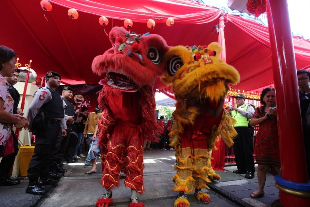 Perayaan Cap Go Meh yang identik dengan tarian Barongsai dan warna merah yang merupakan rangkaian perayaan Imlek