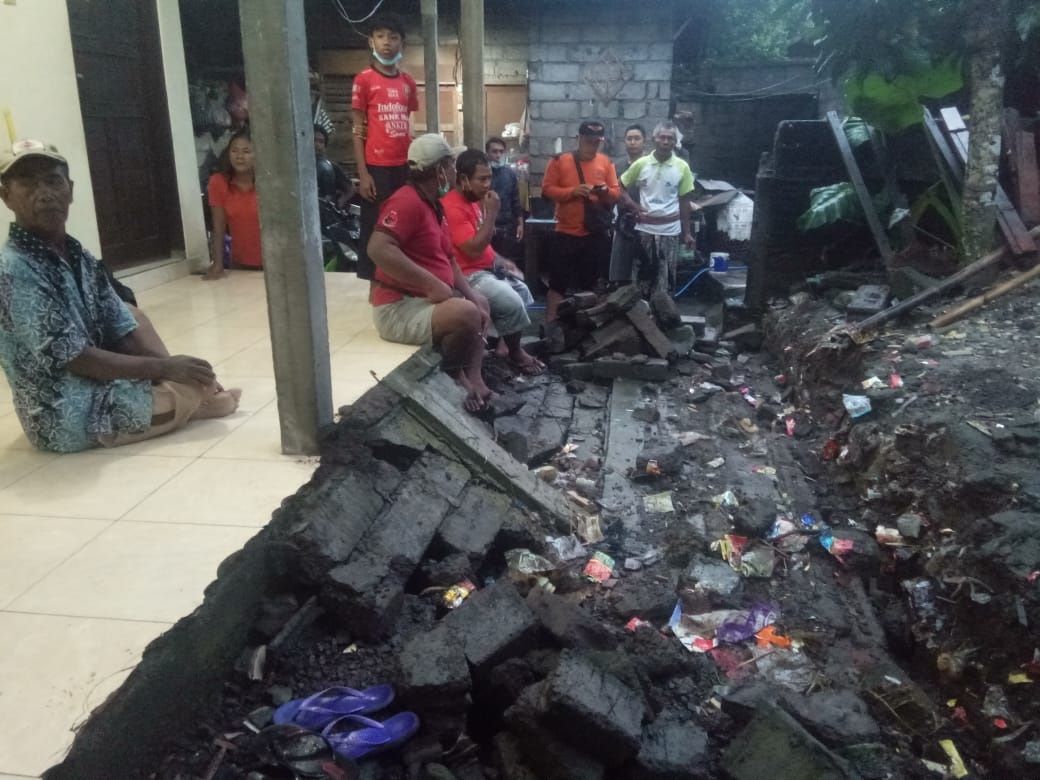 Akibat bencana banjir tembok penyengker roboh di Dukuh Gong, Mengwitani, Badung.