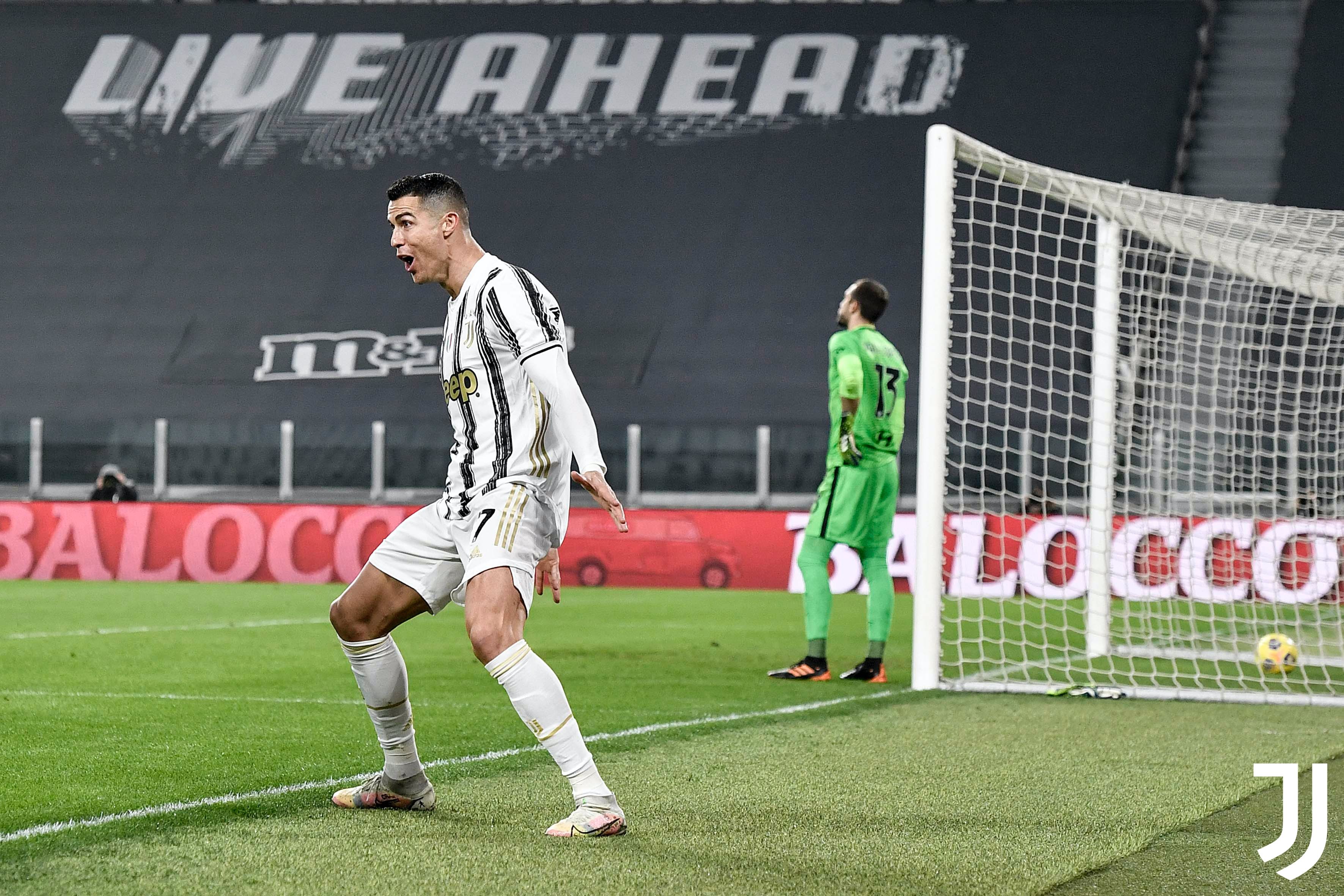 Cristiano Ronaldo merayakan gol yang dicetaknya ke gawang AS Roma di Allianz Stadium. CR7 hanya butuh 12 gol dan 12 pertandingan lagi untuk bisa menyamai rekor gol milik legenda Juventus, Omar Sivori.