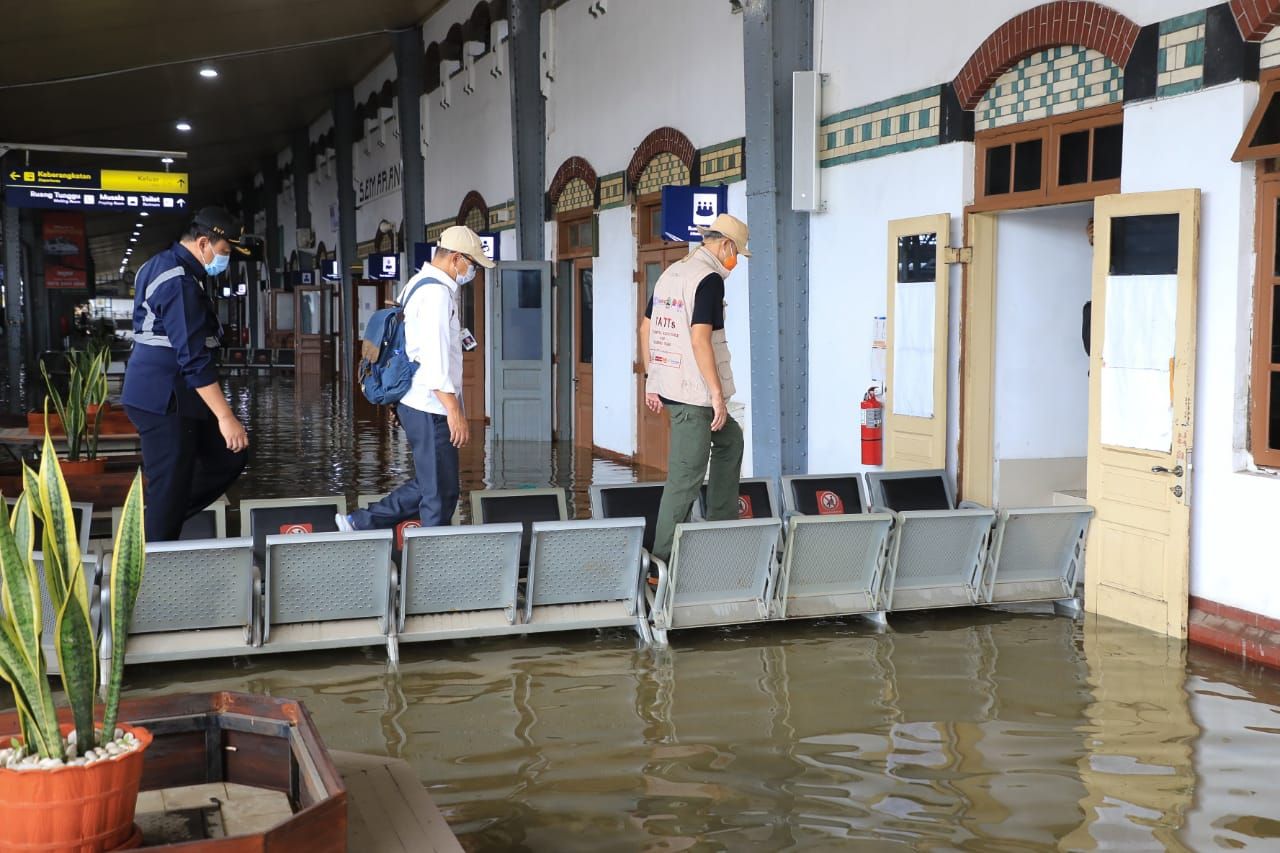 Stasiun Tawang Semarang terendam banjir