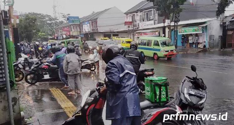 Terowongan Cibaduyut, Kota Bandung dilaporkan tergenang banjir pada Senin 8 Februari 2021 pagi.