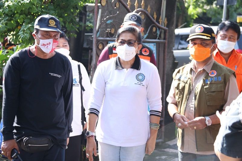 Ketua TP PKK Putri Koster didampingi Kepala Pelaksana BPBD Provinsi Bali Made Rentinmenengok warga korban kebakaran yang mengungsi di SD 29 Denpasar Minggu 7 Februari 2021. Ia mengingatkan agar warga tetap disiplin prokes cegah kluster baru.