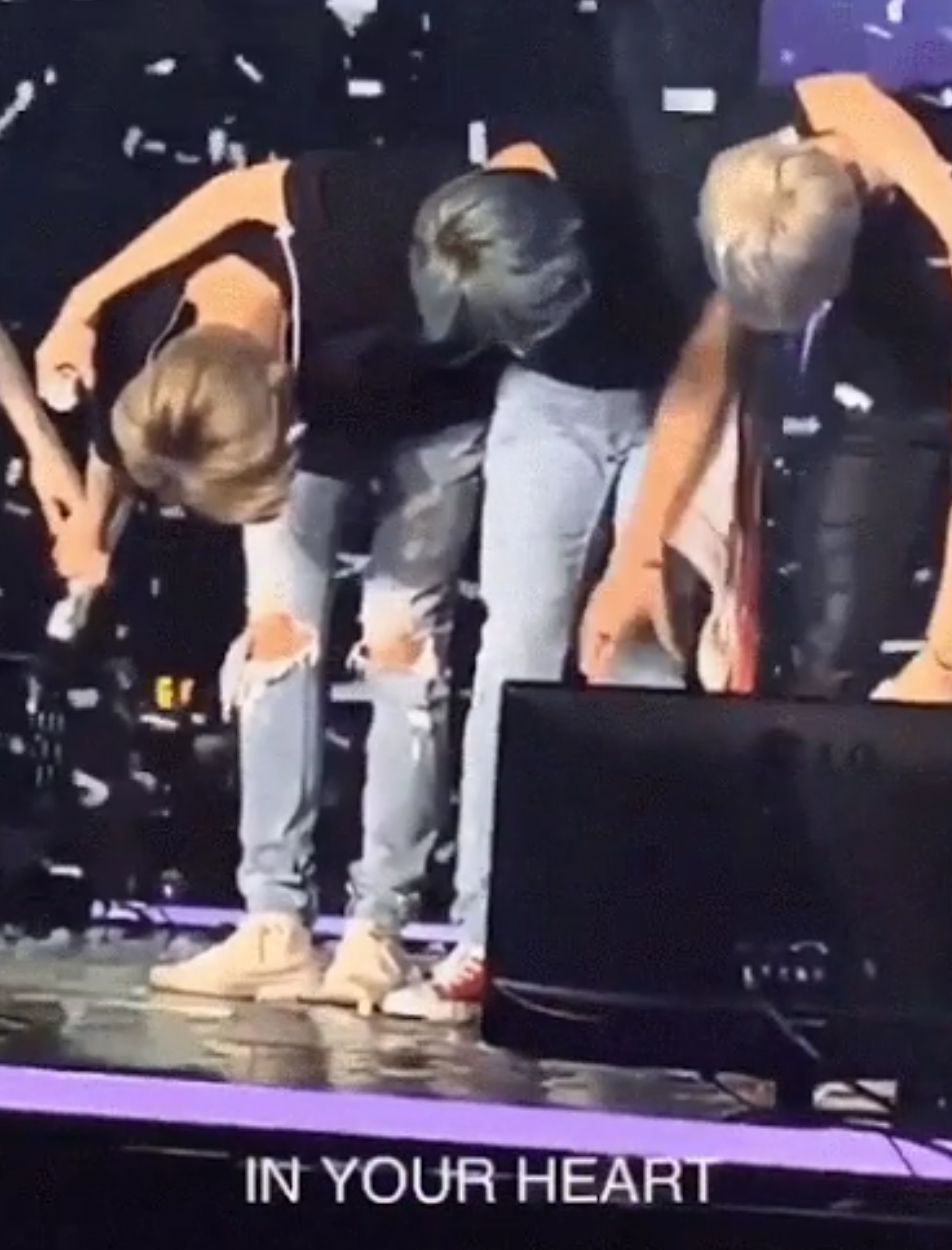 RM menahan lutut V BTS yang nyaris ambruk di panggung.