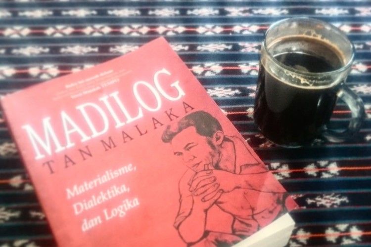 Salah satu buku berjudul Madilog oleh Tan Malaka