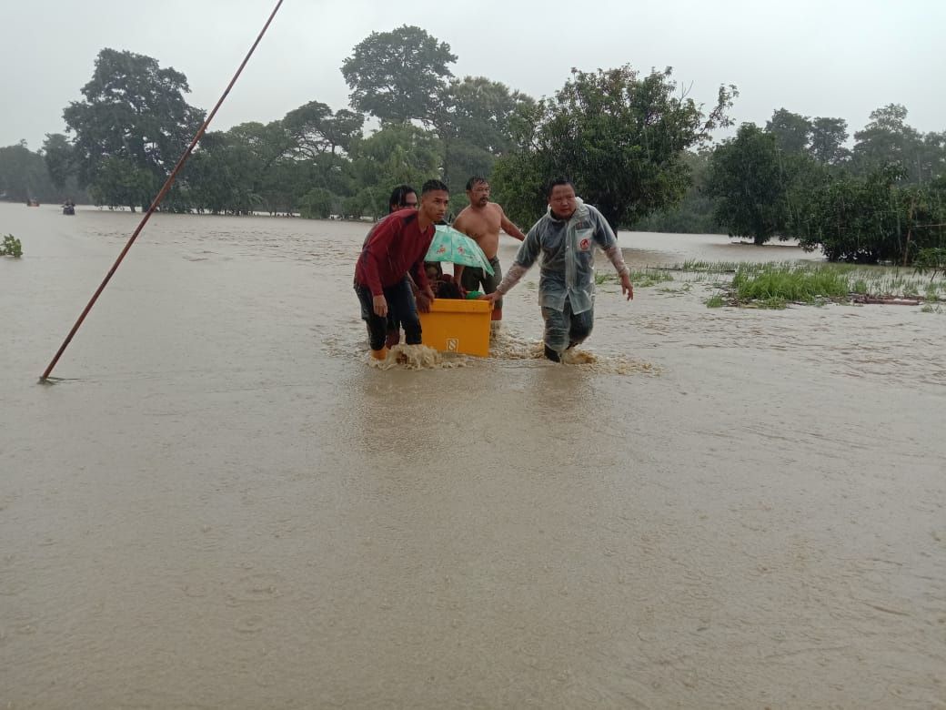 Warga Wanasalam berusaha mengevakuasi terdampak korban banjir dengan menggunakan boks minuman. 