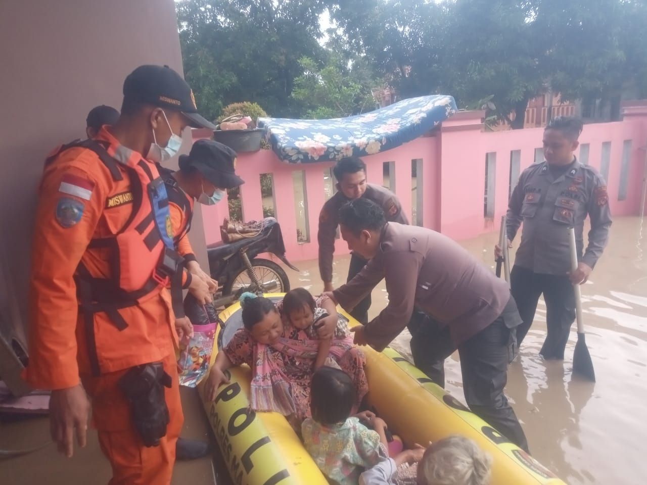 Setelah dari Majalengka, Tim SAR Gabungan bergeser ke wilayah banjir di Subang, Jawa Barat.