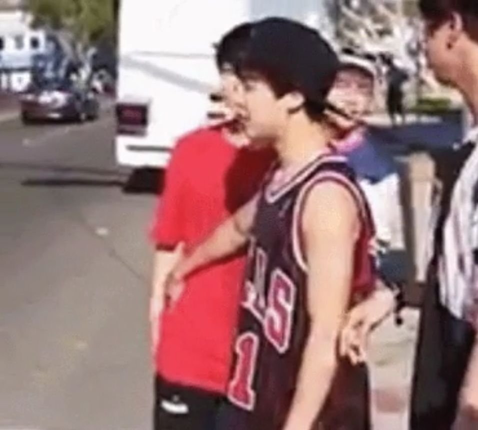 Jimin melindungi Jungkook BTS yang masih muda saat hendak menyebrang di jalanan padar Los Angeles.