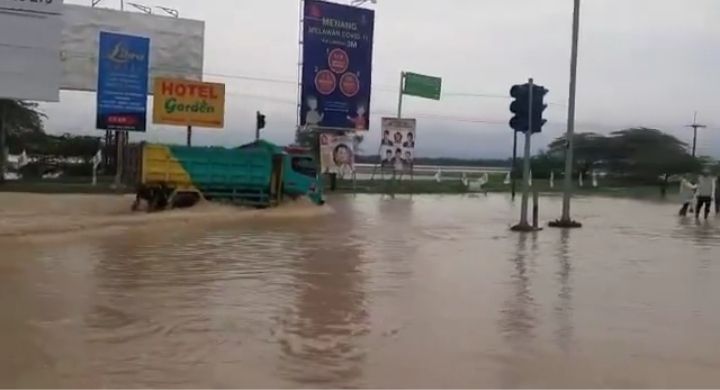 Jalur Gerbang Tol Kertajati Majalengka menuju Tol Cipali terndam banjir, Senin 8 Februari 2020. 