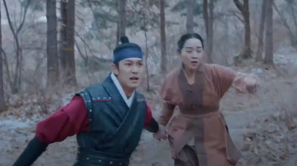 Spoiler episode 19 drama Mr. Queen. Ratu Kim So Young dikejar Kim Byeong In yang  mencari Raja Cheoljong