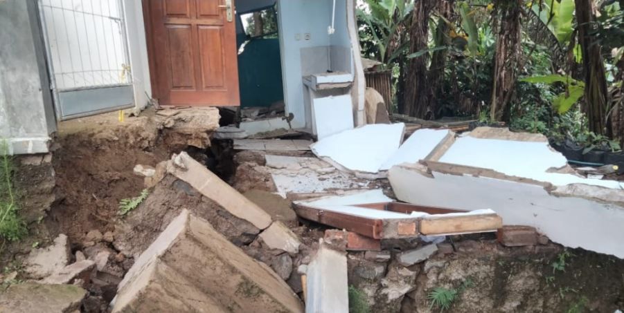 Tanah amblas di  Kampung Ciherang, Desa Cijangkar, Kecamatan Nyalindung, Kabupaten Sukabumi mengakibatkan 20 rumah terdampak