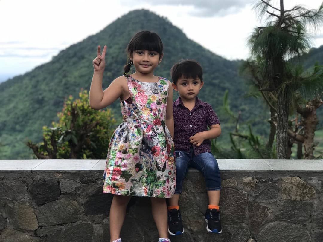  SHAKA SAMARA DENTA berpose bersama adiknya RADEN RAKHA ANANTA DENTA/Instagram.com/@adenbajaj