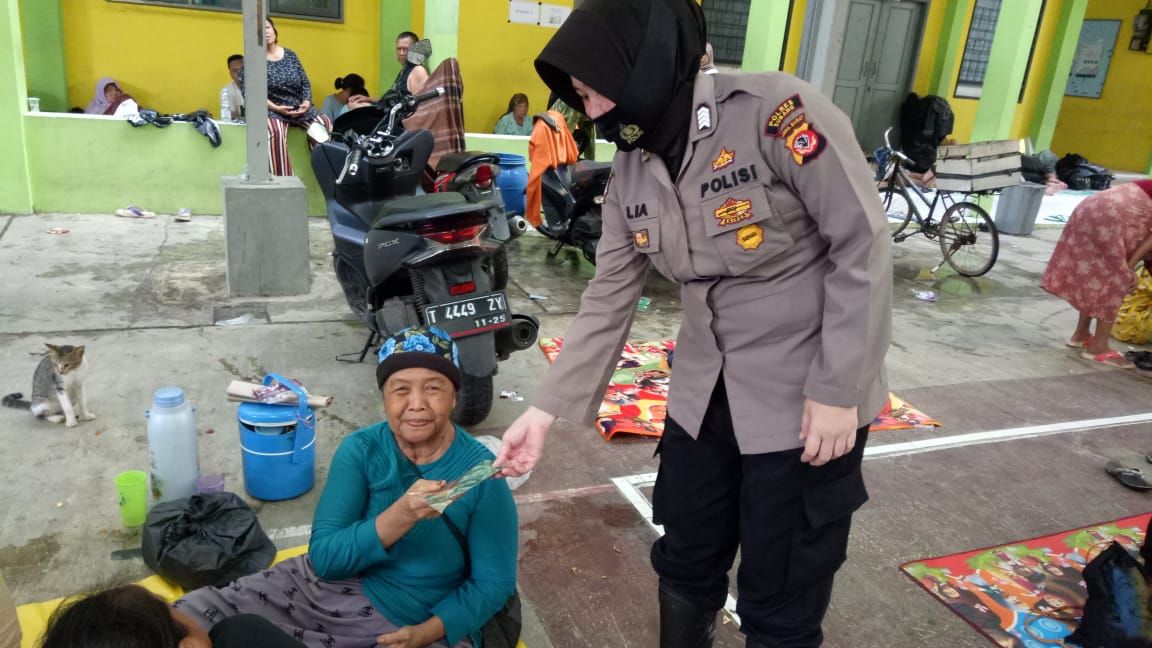 Pengungsi di Subang diberi masker oleh ibu polwan