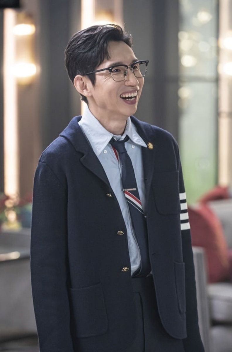 Aktor Bong Tae Hyung yang berperan sebagai Lee Hyun Jin dalam Penthouse.