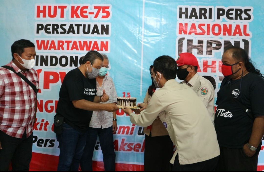 Kwarcab Purbalingga berikan kue ulang tahun kepada PWI Purbalingga.