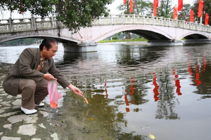 Jelang Tahun Baru Imlek, Warga Vietnam Ramai-ramai Pergi ke Danau Tapi  Bukan untuk Mancing - Pikiran Rakyat Bekasi