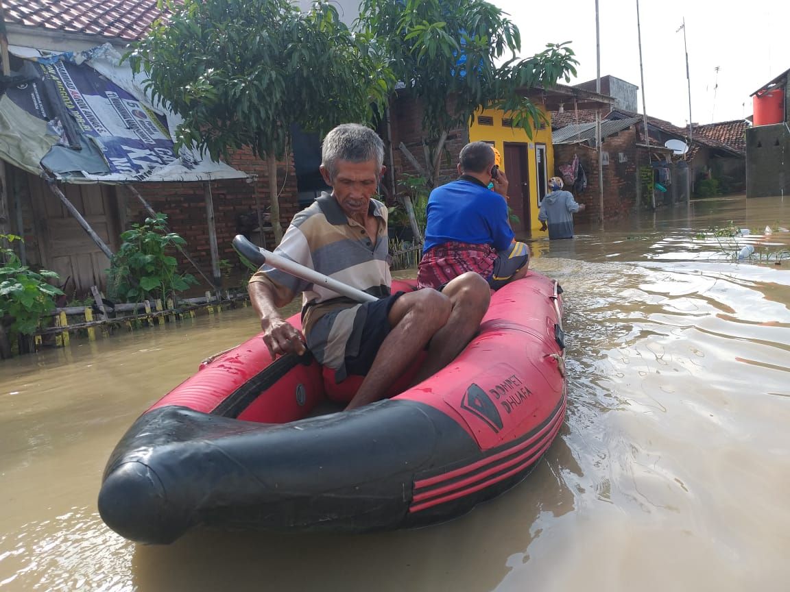 Tim Sar menelusuri perkampungan yang terdampak banjir di wilayah Pantura dan perbatasan Indramayu.