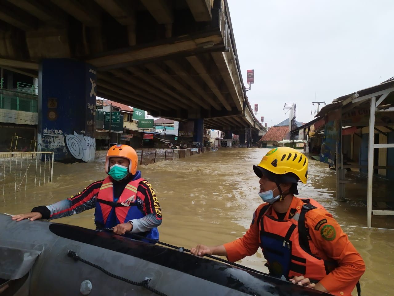   Bencana banjir yang menggenangi disebabkan tanggul jebol Sungai Cipunegara.
