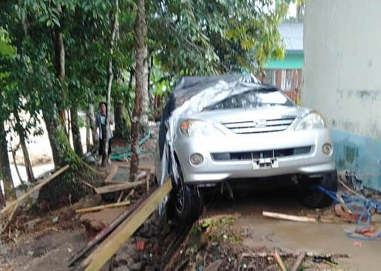 Sebuah kendaraan pribadi hancur terseret banjir bandang