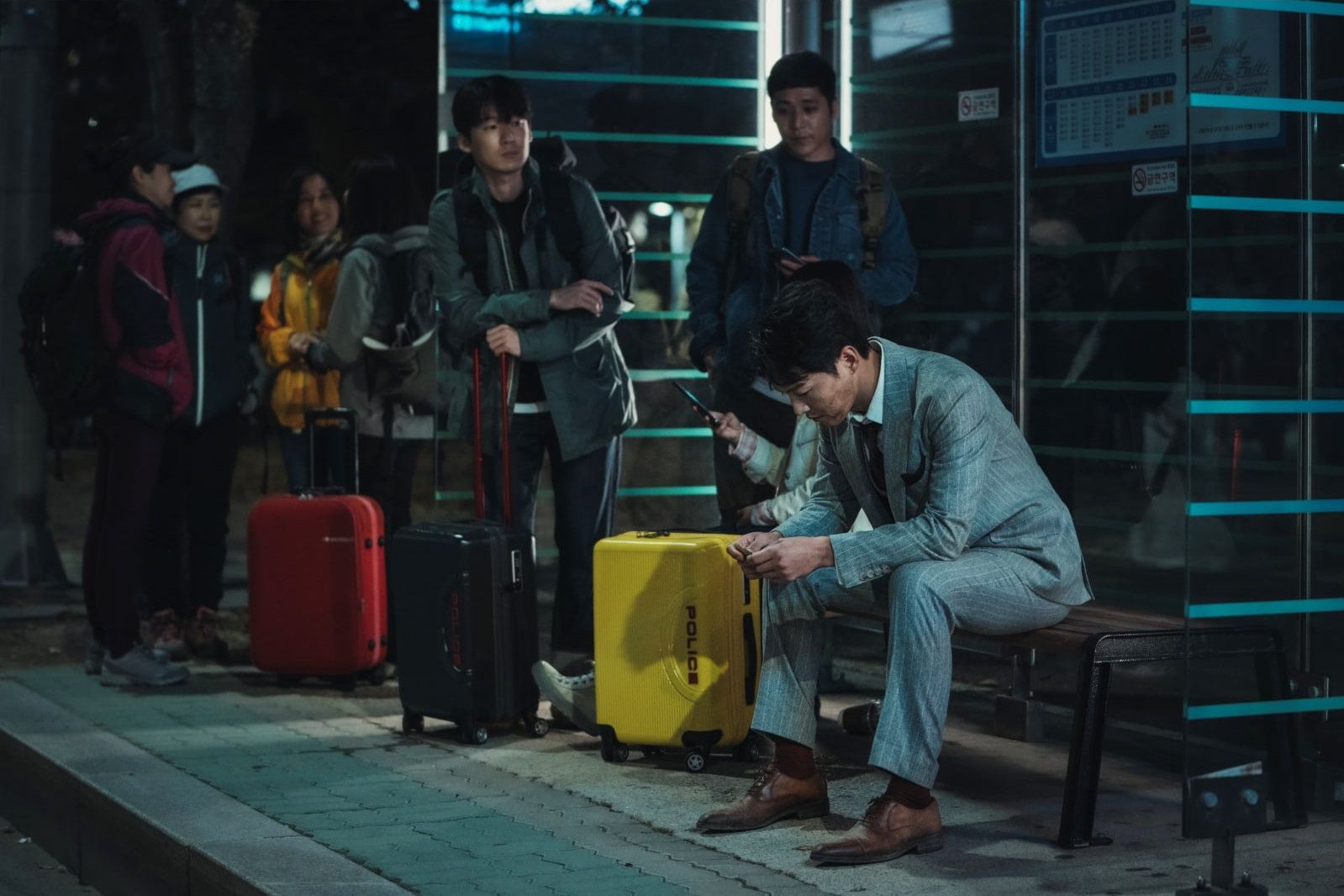 Luput dari sorotan, aktor Song Joong Ki tertangkap kamera menangis pilu saat syuting episode ke-20 drama Korea Vincenzo.