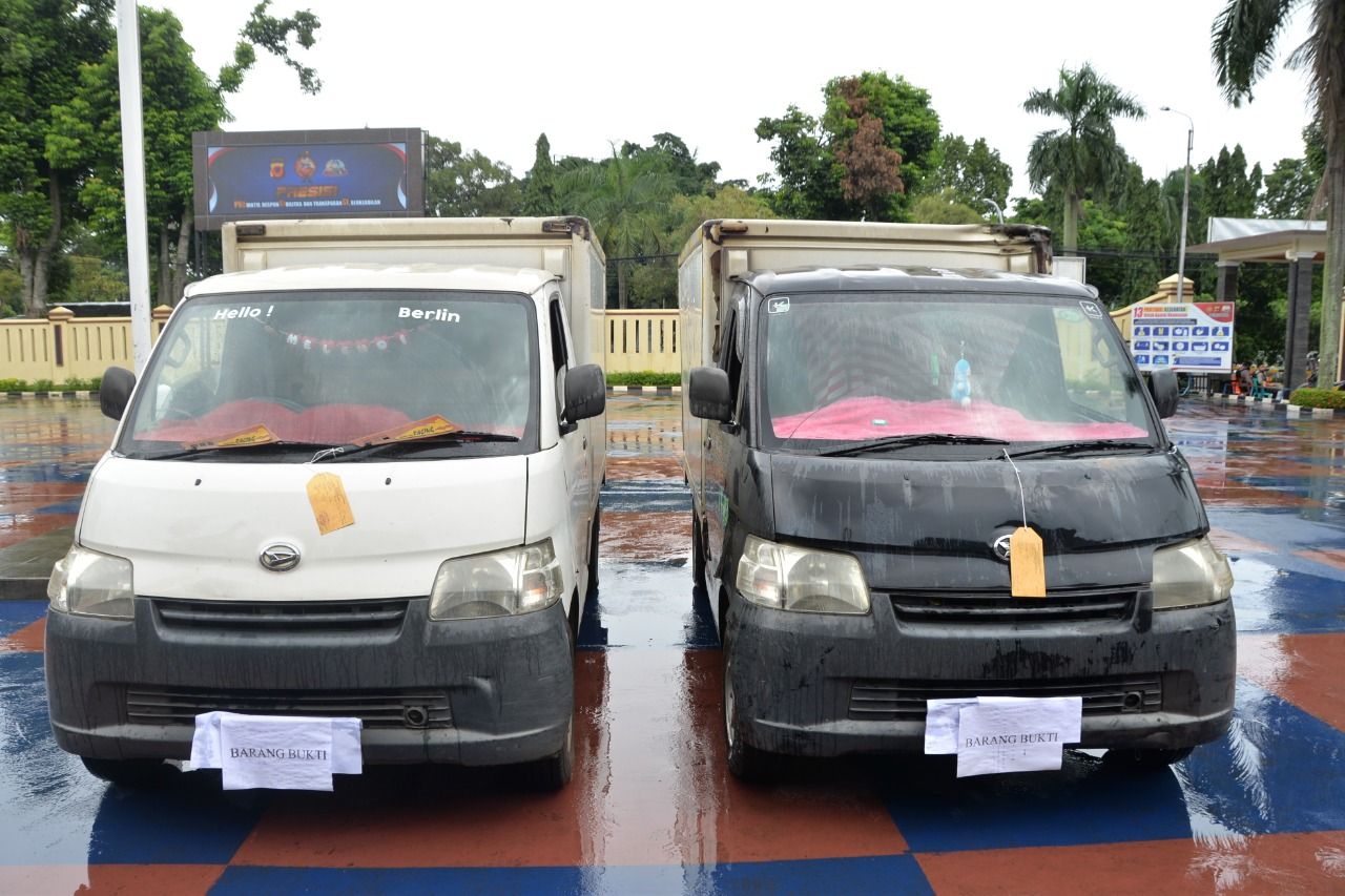 Dua unit mobil boks yang digunakan para pelaku membuang limbah medis Covid-19 di Tenjo dan Cigudeg turut diamankan penyidik Polres Bogor.