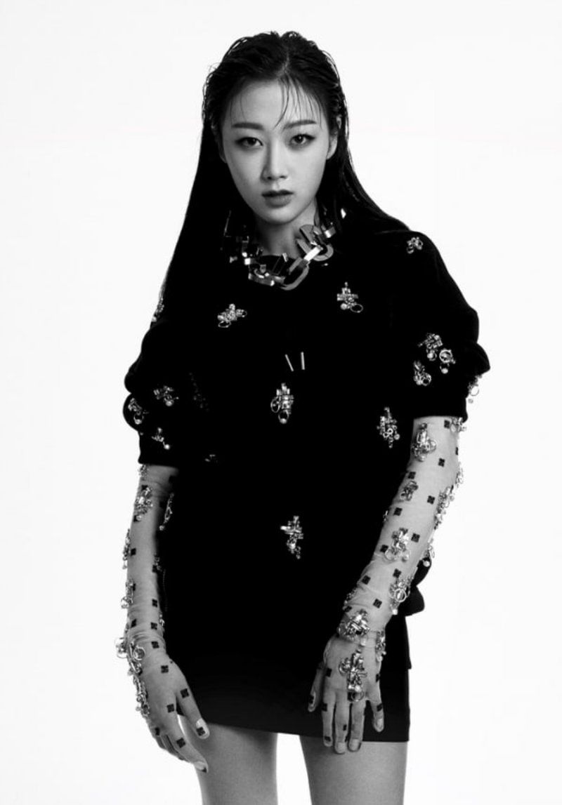 Foto terbaru Aespa dalam balutan busana Givenchy.