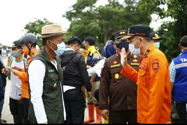 Kang Jimat berbicara dengan pejabat BPBD Jawa Barat saat meninjau lokasi pengungsi banjir di Pamanukan, Subang, pada Selasa, 9 Februari 2021