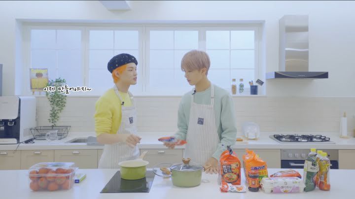 Chenle dan Jisung NCT membuat ramen