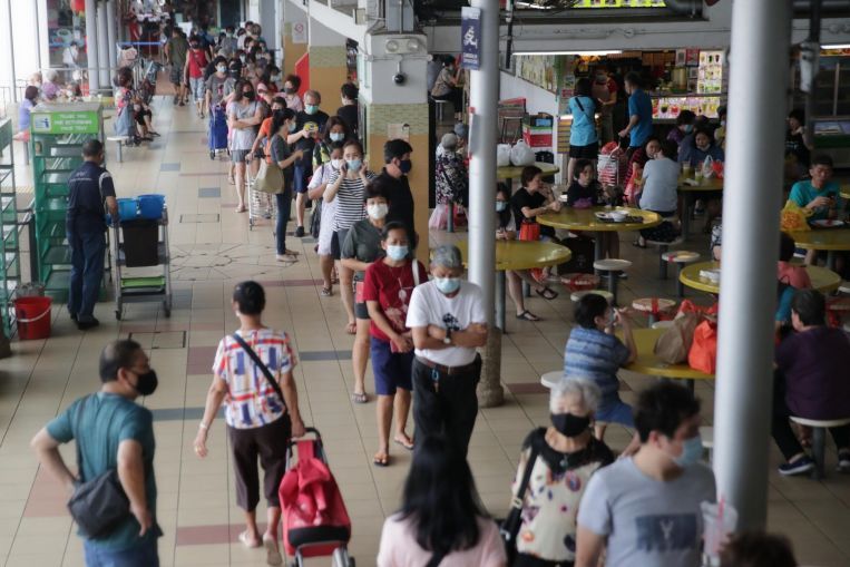 Antrian panjang dan berjam- jam untuk masuk pasar di Singapura