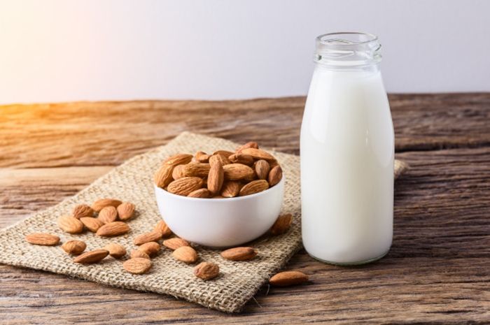 Almond dapat menjadi alternatif untuk susu nabati.